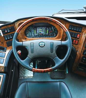 আরামদায়ক ট্যুরিস্ট ট্রাভেল কোচ বাস ইলেকট্রিক 256KM মাইলেজ লেদার সিট সহ